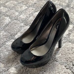 Guess pumps